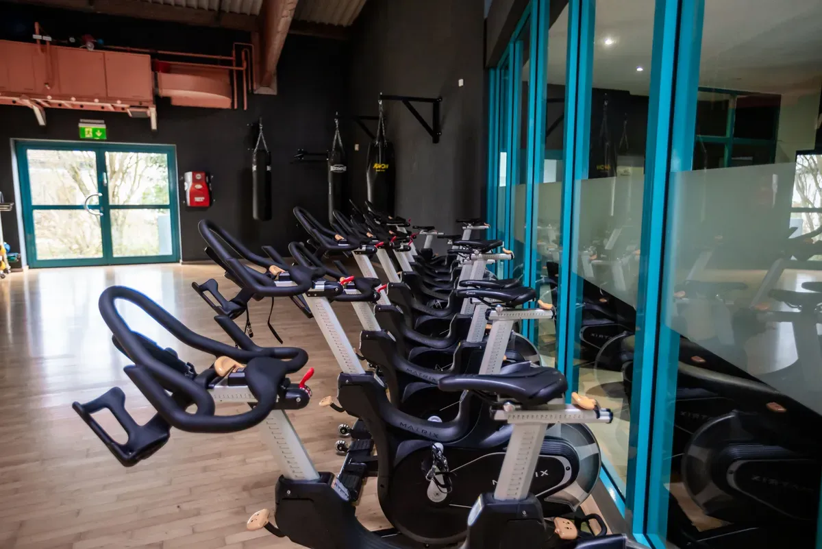 Reihe von Spinning-Bikes vor der Fensterfront im Victory Gym Neutraubling